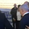 Hình ảnh Thủ tướng Israel phải dừng và rời khỏi sự kiện. (Nguồn: The Times of Israel)
