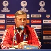 Huấn luyện viên Maciej Skorza (U23 UAE) phát biểu tại buổi họp báo. Ảnh: Hoàng Linh/TTXVN