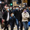 Đeo khẩu trang phòng lây nhiễm virus corona tại Hong Kong, Trung Quốc. (Ảnh: AFP/TTXVN)