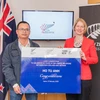 Đại sứ Wendy Matthews (phải) trao phần thưởng trị giá 8 triệu đồng cho anh Hồ Tú Anh.