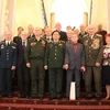Bộ trưởng Quốc phòng Ngô Xuân Lịch chụp ảnh chung với các cựu chiến binh. (Ảnh: Duy Trinh/TTXVN)