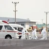 Nhân viên y tế chuẩn bị chuyển các bệnh nhân nhiễm dịch viêm đường hô hấp cấp do virus COVID-19 ở du thuyền Diamond Princess tại cảng Hokkaido. (Ảnh: Kyodo/TTXVN)