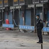 Lực lượng an ninh phong tỏa khu chợ hải sản Huanan ở thành phố Vũ Hán, Trung Quốc. (Ảnh: AFP/TTXVN)