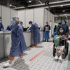 Nhân viên y tế làm việc tại bệnh viện điều trị các bệnh nhân nhiễm COVID-19 ở Madrid, Tây Ban Nha, ngày 31/3/2020. (Ảnh: AFP/ TTXVN)