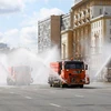 Các nhân viên y tế Nga khử khuẩn đường phố. (Ảnh: Al Jazeera)