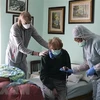 Nhân viên y tế chăm sóc bệnh nhân mắc COVID-19 tại một bệnh viện ở Turin, Italy ngày 7/4/2020. (Nguồn: AFP/TTXVN)