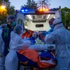 Nhân viên y tế Pháp chuyển bệnh nhân COVID-19 từ một nhà dưỡng lão ở Epinay sur Seine, gần Paris tới bệnh viện, ngày 22/4/2020. (Ảnh: THX/TTXVN)