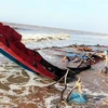 Tàu mang ký hiệu JAGAL RAYA bị sóng đánh vỡ trôi dạt vào bờ biển xã Vĩnh Hải, thị xã Vĩnh Châu, Sóc Trăng. (Ảnh: TTXVN)