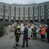 Lực lượng cứu hỏa được triển khai tại hiện trường vụ cháy tại bệnh viện điều trị bệnh nhân COVID-19 ở St.Petersburg, Nga trưa 12/5/2020. (Ảnh: TASS/TTXVN)