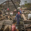Nhà cửa bị tàn phá sau bão Vongfong tại thị trấn San Policarpo, tỉnh Đông Samar, Philippines ngày 15/5/2020. (Ảnh: AFP/TTXVN)
