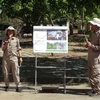 Cán bộ phụ trách dự án giới thiệu các phương pháp hoạt động khảo sát, rà phá bom mìn tại Quảng Bình. (Ảnh: Đức Thọ/TTXVN)