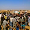 Người dân Syria chờ hàng tiếp viện. (Ảnh: ABC)