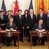 Tổng thống Mỹ Donald Trump (phải, phía trước) và Phó Thủ tướng Trung Quốc Lưu Hạc (trái, phía trước) tại lễ ký thỏa thuận thương mại giai đoạn một ở Washington DC., ngày 15/1/2020. (Ảnh: THX/TTXVN)