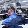 Sản xuất sản phẩm may mặc tại Công ty cổ phần may và dịch vụ Hưng Long (huyện Mỹ Hào, Hưng Yên). (Nguồn: TTXVN)
