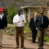 Tỏng thống Mỹ Donald Trump (mũ đỏ) tới thăm vùng bị ảnh hưởng bởi bão Laura. (Ảnh: ITV)