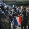 Lực lượng an ninh và những người biểu tình. (Ảnh: AP)