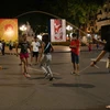 Người dân vui chơi tại phố đi bộ hồ Hoàn Kiếm. (Ảnh: Hoàng Hiếu/TTXVN)