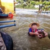 Người dân Philippines trong cơn bão Molave. (Ảnh: Dhaka Tribune)