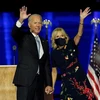 Ông Joe Biden và vợ vẫy chào những người ủng hộ tại Wilmington, bang Delaware, Mỹ, ngày 7/11/2020. (Ảnh: AFP/TTXVN)
