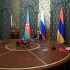 Ngoại trưởng Nga Sergei Lavrov (giữa) chủ trì cuộc đàm phán giải quyết xung đột khu vực tranh chấp Nagorny-Karabakh giữa Ngoại trưởng Armenia Zohrab Mnatsakanyan và người đồng cấp Azerbaijan Jeyhun Bayramov, tại Moskva ngày 9/10/2020. (Ảnh: AFP/TTXVN)