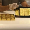 Vàng miếng được bán tại Sàn giao dịch vàng ở Dubai, UAE. (Ảnh: AFP/TTXVN)