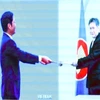 Ông Trần Tuấn Anh, Bộ trưởng Bộ Công Thương Việt Nam tiến hành trao tượng trưng bản lưu chiểu Hiệp định Đối tác Kinh tế Toàn diện Khu vực RCEP tới Ngài Lim Jock Hoi, Tổng Thư ký ASEAN. (Ảnh: Thống Nhất/TTXVN)