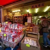 Khách hàng tới một cửa hàng bán thực phẩm ở Tokyo. (Ảnh: AFP/TTXVN)