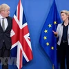 Chủ tịch Ủy ban châu Âu (EC) Ursula von der Leyen (phải) trong cuộc gặp Thủ tướng Anh Boris Johnson tại Brussels, Bỉ ngày 9/12/2020. (Ảnh: THX/TTXVN)