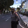 Cảnh sát Indonesia gác trên một đường phố ở Bandung, Tây Java, Indonesia. (Ảnh: THX/TTXVN)