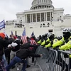 Người biểu tình đối đầu lực lượng an ninh tại tòa nhà Quốc hội Mỹ. (Ảnh: Vox)
