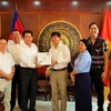 Ông Lou Kim Chhun (thứ tư, trái) bày tỏ cảm ơn và tri ân sâu sắc về sự giúp đỡ vĩ đại của quân tình nguyện Việt Nam giúp Campuchia thoát khỏi thảm họa diệt chủng đen tối. (Ảnh: Trần Long/Vietnam+)