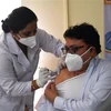 Tiêm vắcxin ngừa COVID-19 cho một nhân viên y tế tại New Delhi, Ấn Độ ngày 16/1/2021. (Ảnh: THX/TTXVN)