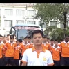 Giám đốc kỹ thuật Nguyễn Văn Sỹ cùng cầu thủ câu lạc bộ Nam Định cúi đầu xin lỗi các cổ động viên bị ảnh hưởng bởi sự cố pháo sáng. (Ảnh chụp màn hình)