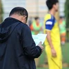 Huấn luyện viên Park Hang-seo nghiên cứu sơ đồ thi đấu 'bí mật' của tuyển Việt Nam ở buổi tập chiều 6/10. (Ảnh: Nguyên An)