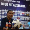 Huấn luyện viên Mai Đức Chung trả lời phỏng vấn trước trận Việt Nam với Australia trên sân Cẩm Phả. (Ảnh: Thanh Xuân) 
