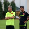 Giám đốc kỹ thuật Juergen Gede (trái) chia tay bóng đá Việt Nam sau 4 năm gắn bó với nhiều thành công. (Ảnh: VFF)