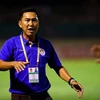Huấn luyện viên Hứa Hiền Vinh bị phạt 15 triệu đồng, bị cấm chỉ đạo 2 trận vì hành vi bóp cổ cầu thủ. (Ảnh: FBNV) 