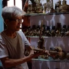 Nghệ nhân Phùng Đình Giáp với gần 60 năm làm nghề phỗng đất vẫn luôn đau đáu với nghề truyền thống của cha ông. (Ảnh: Diệp Anh/Vietnam+) 