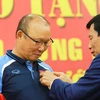 Huấn luyện viên Park Hang-seo xúc động nhận Huân chương Lao động hạng Nhì. (Ảnh: Phúc Tá/Vietnam+) 