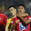 Hậu vệ Văn Hạnh (áo đỏ) xô xát với cầu thủ Nam Định ở vòng 4 giai đoạn hai V-League 2020. 