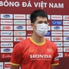 Đình Trọng trả lời báo chí trước buổi tập chiều 10/8 của độ tuyển Việt Nam. (Ảnh: VFF)