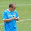 Huấn luyện viên Park Hang-seo ngay lập tức đưa ra nhiều thay đổi trong buổi tập khi vừa trở lại huấn luyện đội tuyển Việt Nam. (Ảnh: VFF) 
