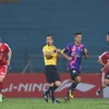 Trọng tài chính Nguyễn Viết Duẩn điều hành trận đấu Viettel-Sài Gòn FC vào tối qua (5/3). (Ảnh: PV/Vietnam+) 