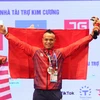 Vận động viên Trần Hoàng Duy Thuận hạnh phúc nhận huy chương vàng SEA Games 31. (Ảnh: PV/Vietnam+) 