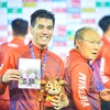 Tiền đạo Tiến Linh hạnh phúc bên huy chương vàng SEA Games thứ hai trong đời sau khi từng bước lên bục vào ba năm trước tại Philippines. (Ảnh: PV/Vietnam+) 