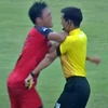 Cầu thủ Bình Thuận đuổi đánh trọng tài chính ở giải Hạng Nhì Quốc gia