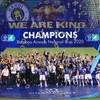 Hình ảnh Hà Nội FC nâng cúp Quốc gia 2020 trên sân nhà Hàng Đẫy. (Ảnh: VPF) 