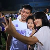 Tiền vệ Đỗ Hùng Dũng ăn mừng chức vô địch V-League 2022 bên gia đình nhỏ. (Ảnh: PV/Vietnam+) 