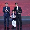 Tiền đạo Văn Quyết nhận giải Cầu thủ xuất sắc nhất V-League 2022 cùng con trai. (Ảnh: PV/Vietnam+)