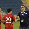 Huấn luyện viên Troussier luôn động viên và bảo vệ cầu thủ U23 Việt Nam sau thất bại. (Ảnh: VFF) 